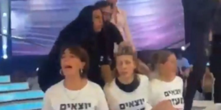 متظاهرون يقتحمون استديو قناة 13 الإسرائيلية مُرتدين تيشرتات عليها “غادروا غزة”