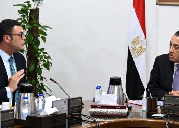 مدبولي يتابع موقف سكن لكل المصريين مع وزير الاسكان ووليد عباس