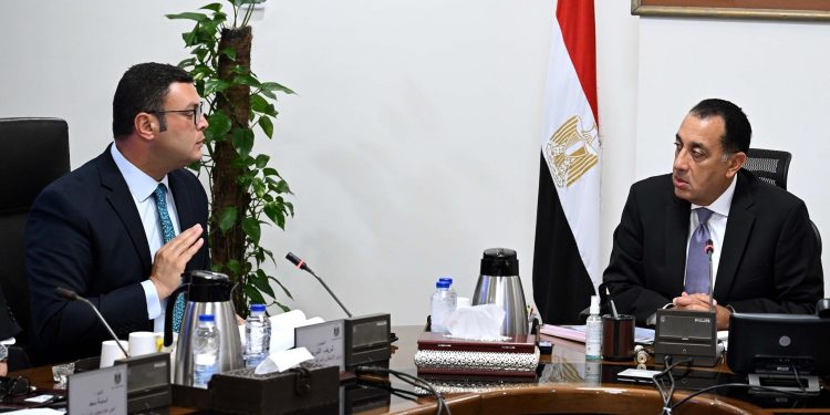 مدبولي يتابع موقف سكن لكل المصريين مع وزير الاسكان ووليد عباس