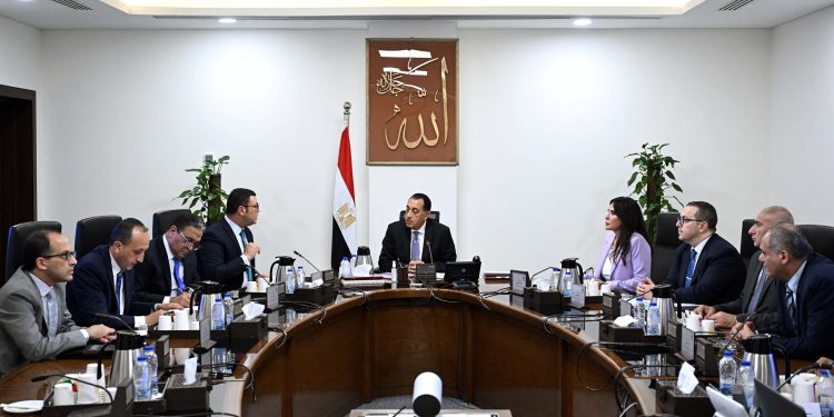 مدبولي يتابع موقف سكن لكل المصريين مع وزير الاسكان ووليد عباس