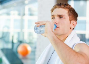 “تجنبا لتأثير حرارة الجو” شرب السوائل درع الجسم ضد المضاعفات الصحية.. اعرف الفوائد