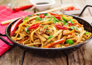 الوجبة القاتلة.. تعرف على مخاطر تناول النودلز على الأطفال والكبار