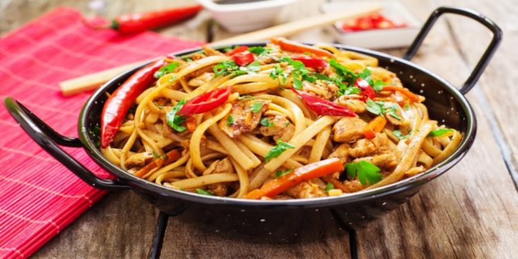 الوجبة القاتلة.. تعرف على مخاطر تناول النودلز على الأطفال والكبار