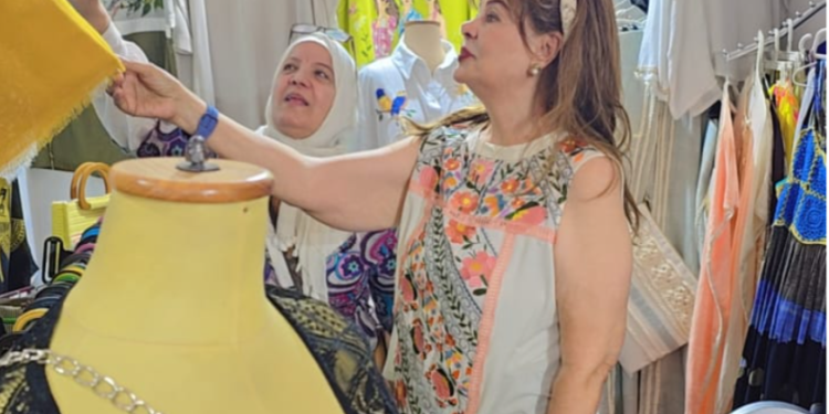 الفنانة صفاء أبو السعود تزور جناح المجلس القومى للمرأة بمعرض “ديارنا للحرف اليدوية والتراثية “