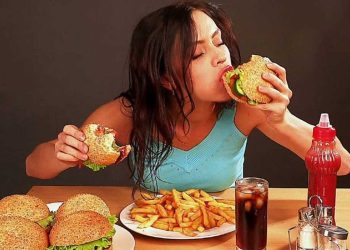 لا تفعلها مباشرة .. 5 عادات ضارة شائعة بعد تناول الطعام