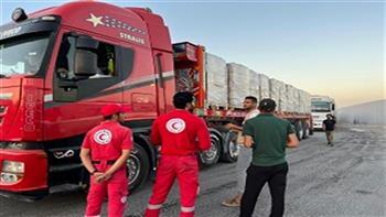 الهلال الأحمر يدفع بـ قافلة المساعدات الإنسانية الـ39 إلى قطاع غزة