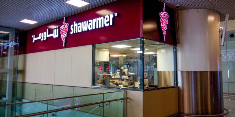 أسباب مقاطعة مطعم”شاورمر”بالسعودية.. وتدخل تركي آل الشيخ يثير جدلا واسعاً