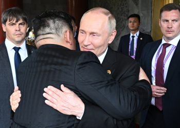 بحركة مع حارس كيم جونغ أون .. الحارس الشخصي لـ بوتين يشعل تفاعلا واسعاً