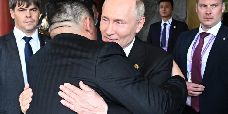 بحركة مع حارس كيم جونغ أون .. الحارس الشخصي لـ بوتين يشعل تفاعلا واسعاً