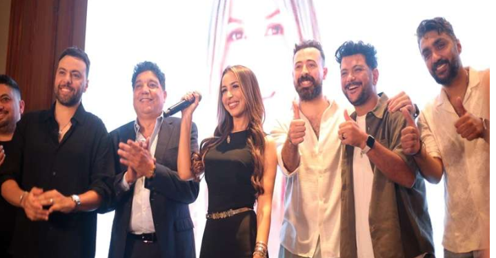 المطربة جنات تحتفل مع زوجها وبناتها بنجاح ألبومها الجديد “ألوم على مين” |صور