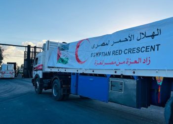 الهلال الأحمر المصري يدفع بأكثر من 300 ألف سلة غذائية وألف طن مواد بترولية |صور