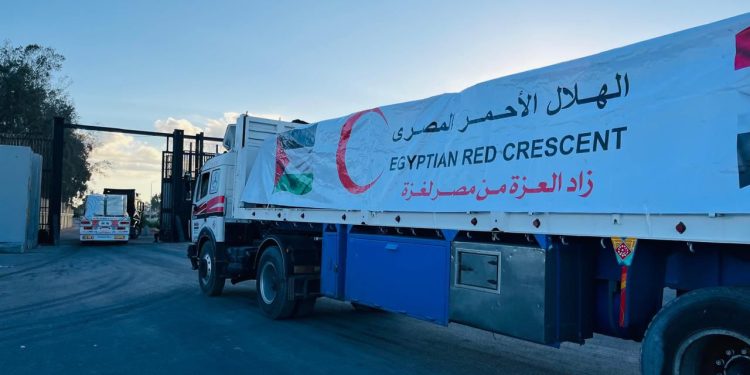 الهلال الأحمر المصري يدفع بأكثر من 300 ألف سلة غذائية وألف طن مواد بترولية |صور