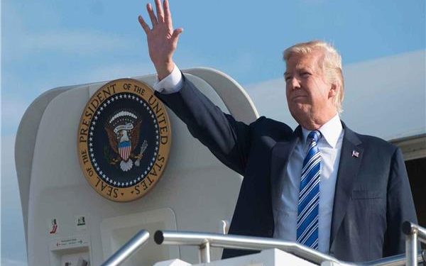 لحظة وصول الرئيس الامريكي ترامب لـ مطار شرم الشيخ للمشاركة في قمة السلام