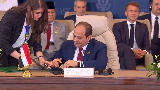 ننشر لحظة توقيع الرئيس السيسي على الوثيقة الشاملة بشأن إنهاء الحرب فى غزة