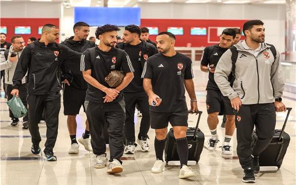 عاجل ..بعثة الأهلي تصل مطار دبي..والتوجه إلى العين استعدادا للسوبر المحلي