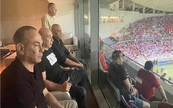 حسام حسن مدرب المنتخب يتابع مباراة الأهلي وسيراميكا  في السوبر المصري 