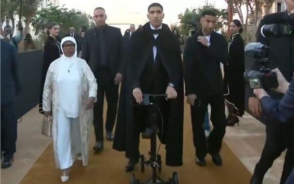 من على سكوتر .. شاهد لحظة استلام أشرف حكيمي بجائزة الأفضل