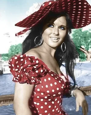 انتحار أم اغتيال؟.. عادل حمودة يُحلل الروايات الأربعة لوفاة سعاد حسني في لندن