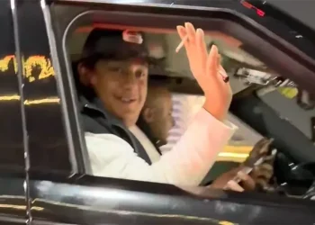 حمو بيكا يغادر محبسه عقب قضاء عقوبة حيازته سلاح أبيض