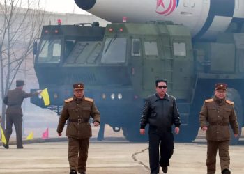 زعيم كوريا الشمالية يشرف على إطلاق صواريخ كروز بعيدة المدى ويدعو لتطوير النووى