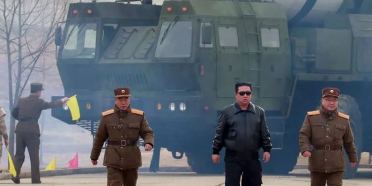 زعيم كوريا الشمالية يشرف على إطلاق صواريخ كروز بعيدة المدى ويدعو لتطوير النووى