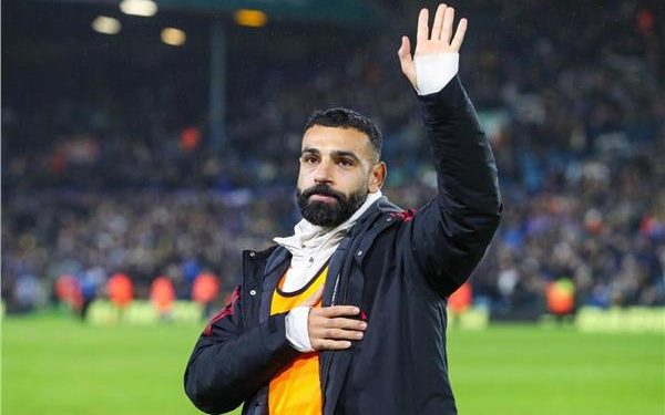 بعد تصريحات صلاح القوية .. ليفربول تدعم سلوت .. وجماهيرالريدز تساند الفرعون المصري