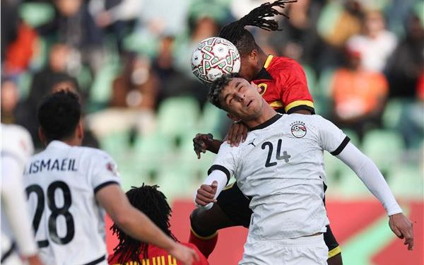 منتخب مصر يتعادل مع أنجولا سلبياً ويتصدر المجموعة دون هزيمة بأمم إفريقيا بالمغرب