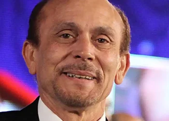 محمد صبحي يكشف تفاصيل تفجيره تمثال الحرية في أحد عروضه المسرحية