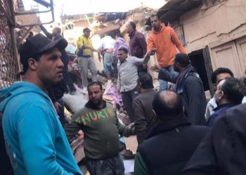 الحماية المدنية تبحث عن عالقين أسفل عقار إمبابة المنهار وسط توقعات بوجود مفقودين