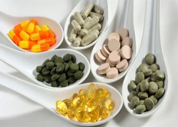أستاذ علم الدواء يحذر من تناول المكملات الغذائية ومشروبات الطاقة خلال الامتحانات