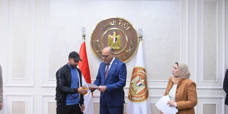 وزير العمل يُسلم دفعة جديدة من عقود العمل بالإمارات والأردن |صور