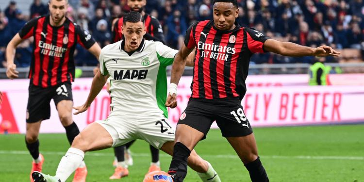 ميلان ُيسقط في فخ التعادل أمام ساسولو ويتصدر الدوري الايطالي