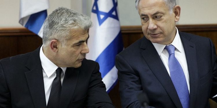 زعيم المعارضة الإسرائيلي يفتح النار على نتنياهو “وصمة عار على إسرائيل وبجميع أنحاء العالم”   