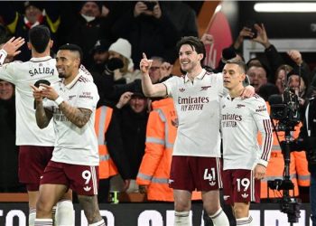 آرسنال يضرب بورنموث بثلاثية مثيرة ويبتعد بصدارة البريميرليج