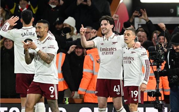 آرسنال يضرب بورنموث بثلاثية مثيرة ويبتعد بصدارة البريميرليج