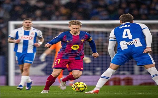 برشلونة يقسو على إسبانيول بثنائية ويعزز صدارة الدوري الإسباني 