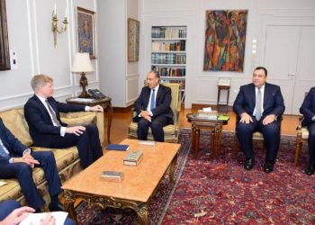 وزير الخارجية يؤكد على موقف مصر الداعم لوحدة اليمن وسيادته