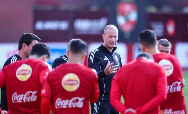 الدنماركي ييس توروب يستقر على رحيل «خماسي» الأهلي في يناير