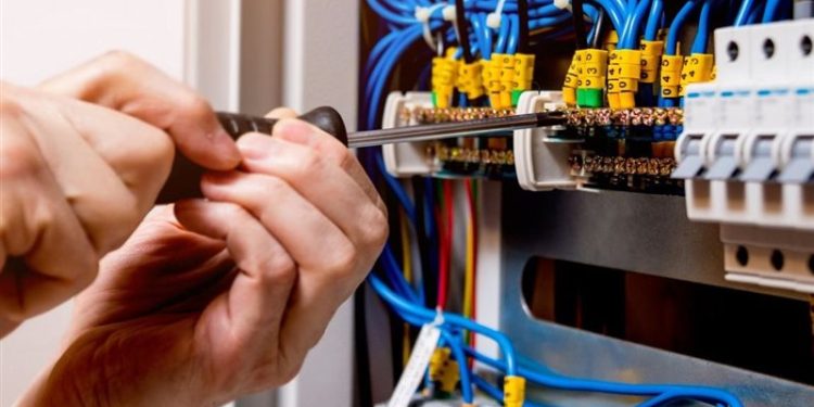 الحذر من سرقة التيار الكهربائي ..الحبس وغرامات مالية كبيرة ..التفاصيل كاملة |فيديو