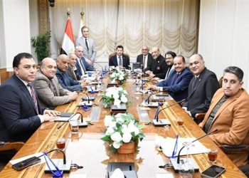 بعد أنباء رحيله بالتعديل الوزاري الجديد.. أشرف صبحي يتلقي بأعضاء مجلس النواب الجدد