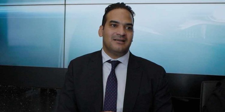 تفاصيل ترحيل أمير الهلالي “مستريح السيارات” من دبي إلى القاهرة الجديدة