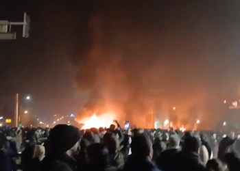 مظاهرات إيران.. إضرام النيران بـ مبنى الإذاعة والتلفزيون بأصفهان