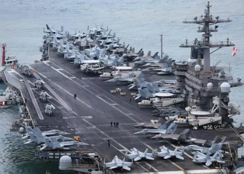 عاجل ..حاملة طائرات أمريكية تصل الشرق الأوسط .. وإيران تؤكد : مستعدون للحرب