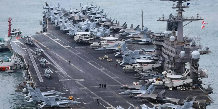 عاجل ..حاملة طائرات أمريكية تصل الشرق الأوسط .. وإيران تؤكد : مستعدون للحرب