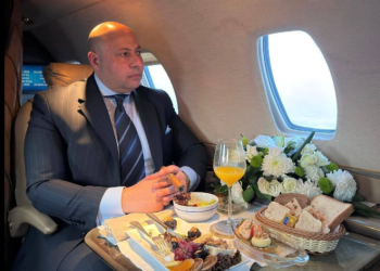 ما هي حكاية سيجار أشرف نبيل داخل الطيارة الخاصة   