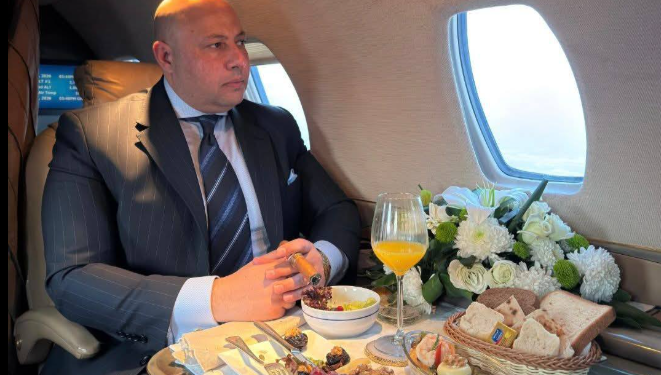 ما هي حكاية سيجار أشرف نبيل داخل الطيارة الخاصة   