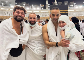 الفنانة منة شلبى وزوجها أحمد الجناينى يؤديان مناسك العمرة