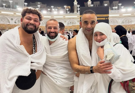 الفنانة منة شلبى وزوجها أحمد الجناينى يؤديان مناسك العمرة