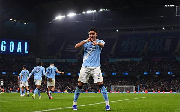 تألق مرموش ..مانشستر سيتي يضرب نيوكاسل بثلاثية ويواجة آرسنال في نهائي كأس الرابطة