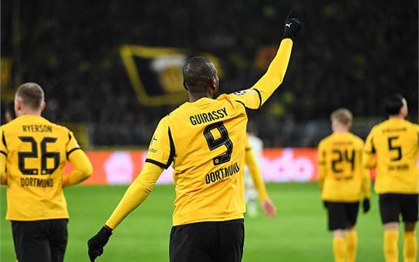 دورتموند يضرب أتالانتا بثنائية مثيرة فيدوري أبطال أوروبا